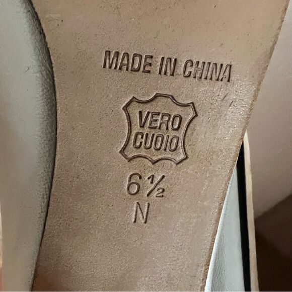 Vaneli Vintage Beige Leather Pumps. 2.5 Inch Stacked Heels. Size 6.5 Narrow - Picture 7 of 12